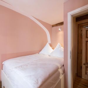 Zimmer mit Kingsize-Bett